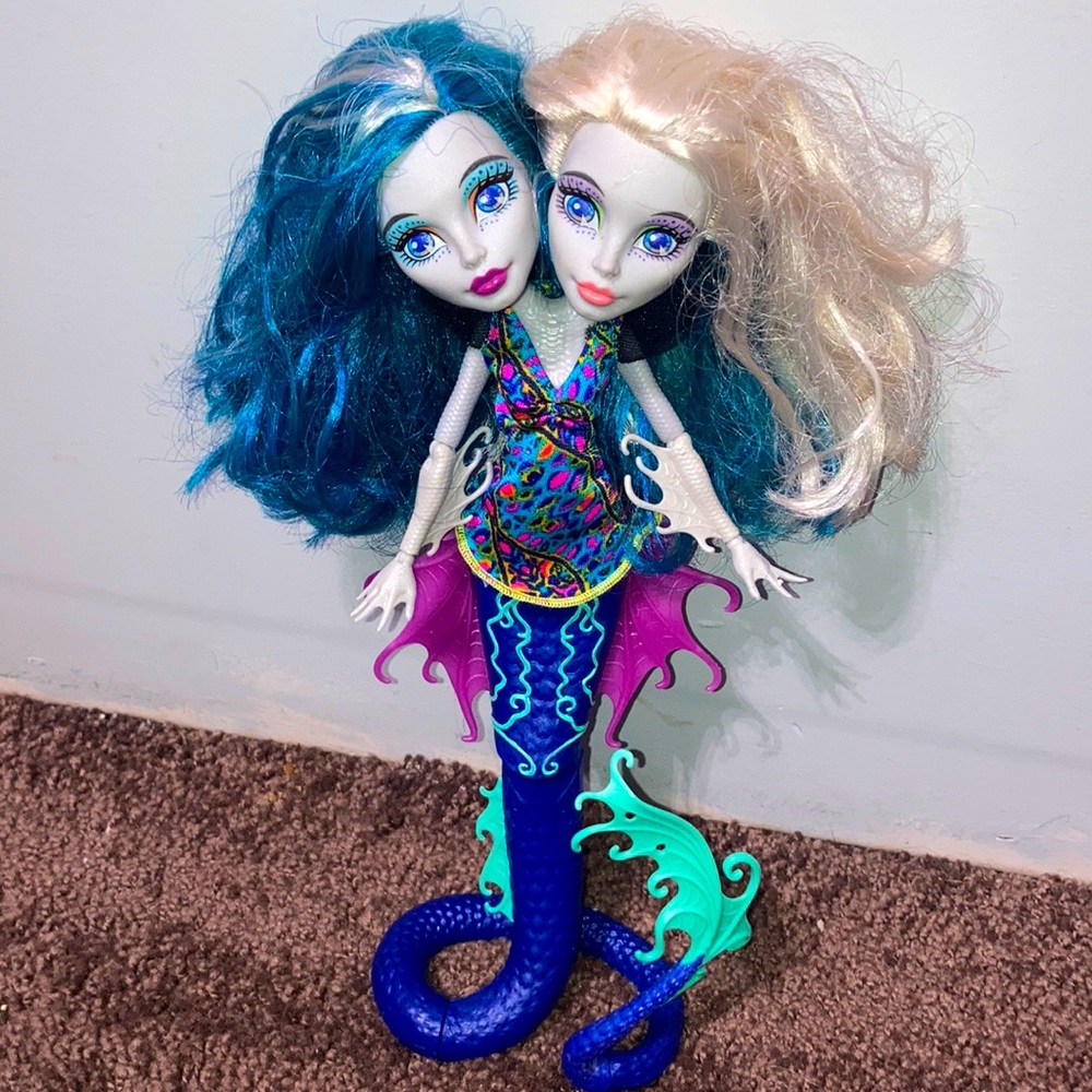 Monster High Peri and Pearl serpentine doll